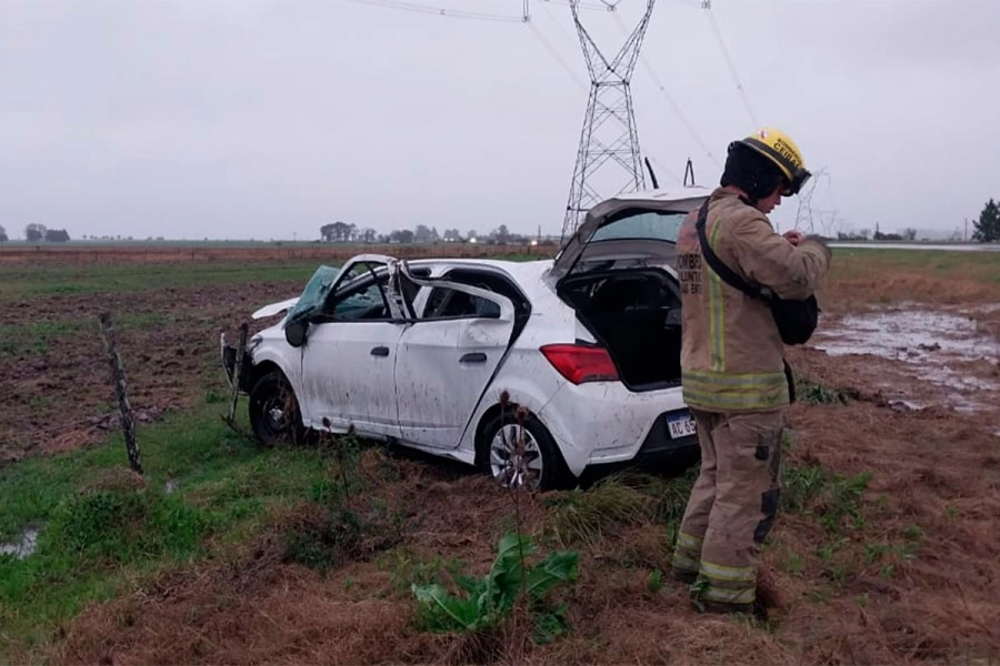 Un autom&oacute;vil despist&oacute; y volc&oacute; en Ruta 14 en medio de la lluvia- Bomberos de Ceibas
