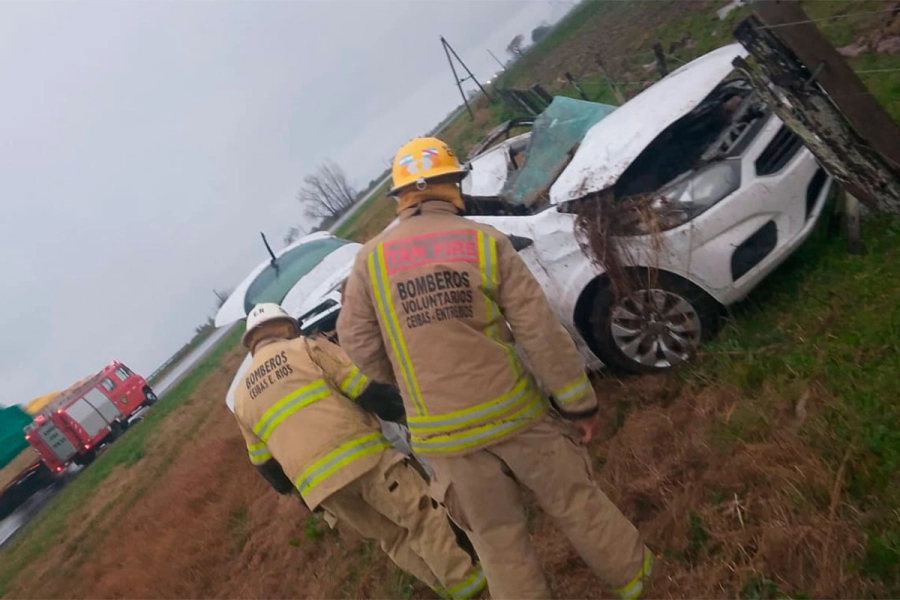 Un autom&oacute;vil despist&oacute; y volc&oacute; en Ruta 14 en medio de la lluvia- Bomberos de Ceibas