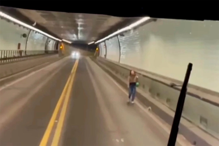 Mujer cruz&oacute; el T&uacute;nel a pie