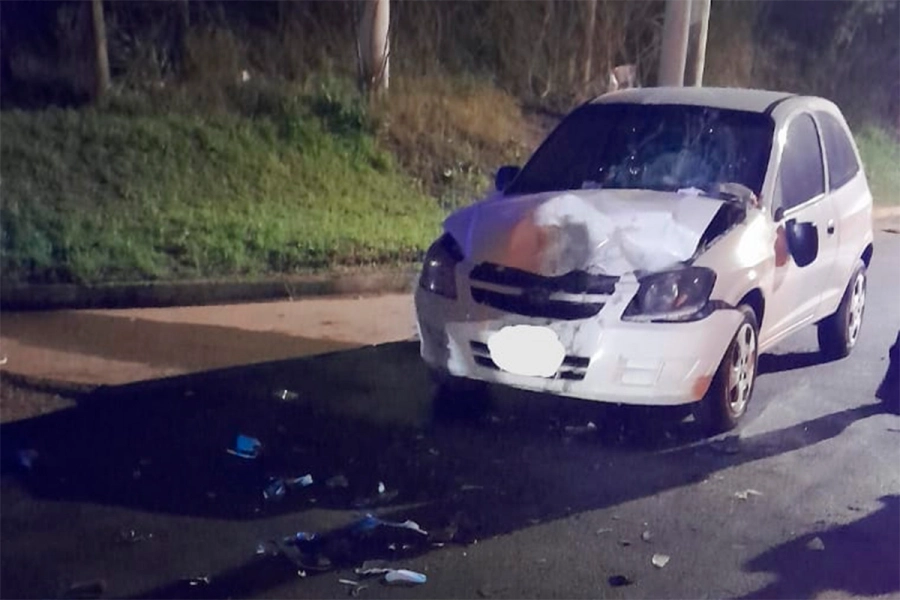 El auto involucrado result&oacute; con daños significativos en su parte frontal, aunque su conductora sali&oacute; ilesa.