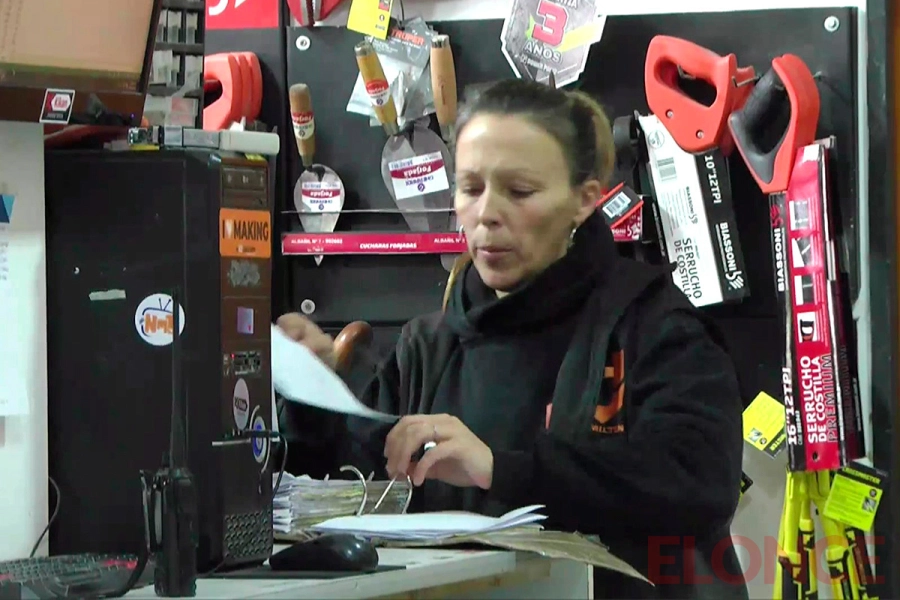 Una de las empleadas en Ferreter&iacute;a Kikan (foto Elonce)