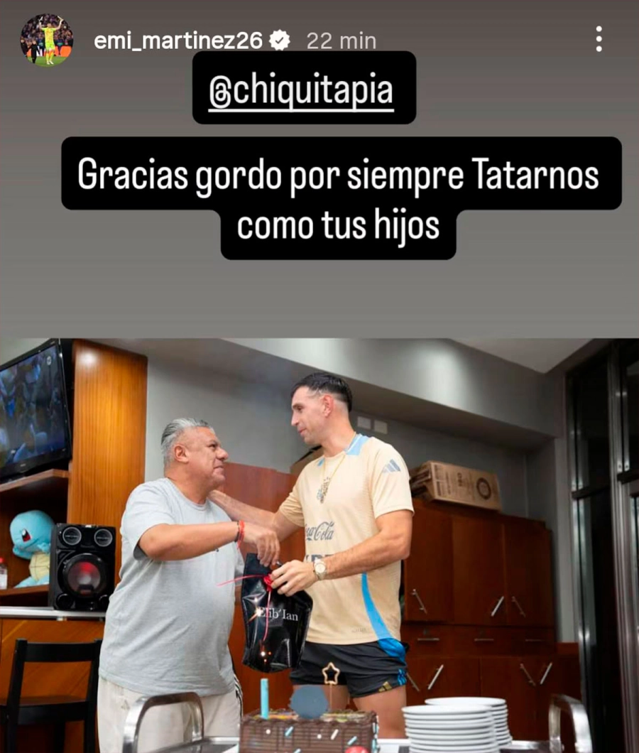 El saludo del Dibu para Tapia. (Foto: IG @emi_martinez26).