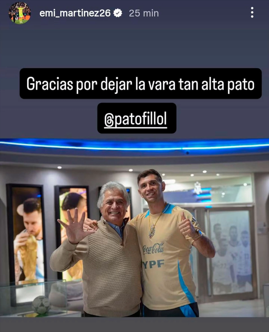 El Pato pas&oacute; por el predio de la AFA para saludar al Dibu. (Foto: IG @emi_martinez26).