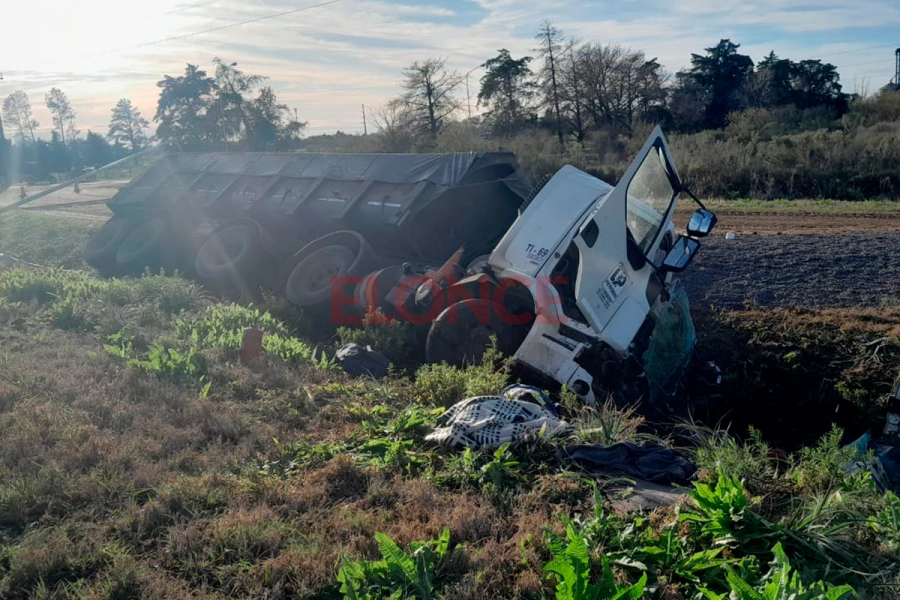 Choque frontal de camiones en Ruta 18 (foto Polic&iacute;a de Entre R&iacute;os)