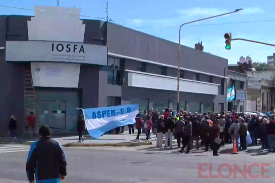 Afiliados de IOSFa se movilizaron para exigir normalizaci&oacute;n de los servicios de salud