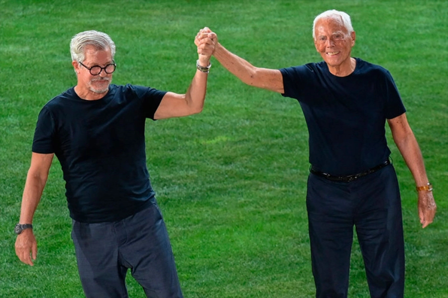 Giorgio Armani y Leo Dell'Orco en 2022 en el Armani's Men's Spring Summer.