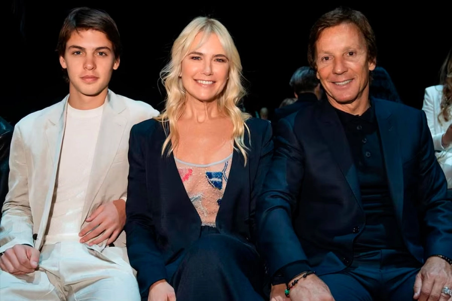 Valeria Mazza, acompa&ntilde;ada por su hijo Benicio y su marido, Alejandro Gravier, en el front row del desfile de Armani.