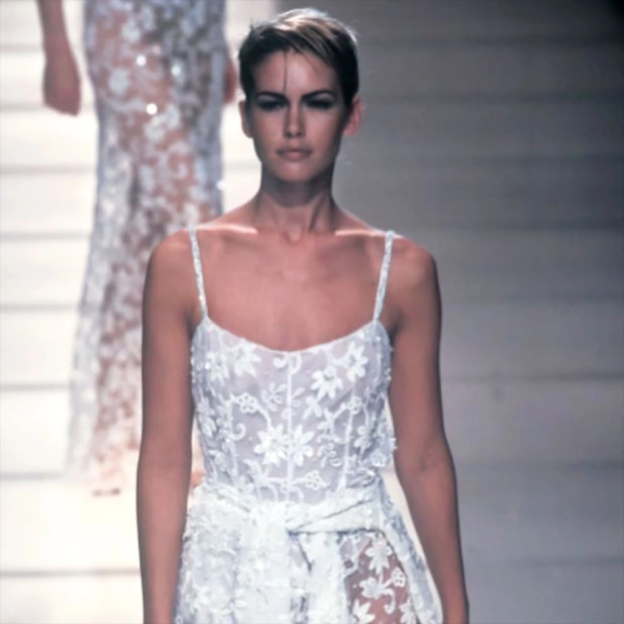 La cl&aacute;sica postal de Valeria Mazza en la pasarela luciendo un vestido de Armani.