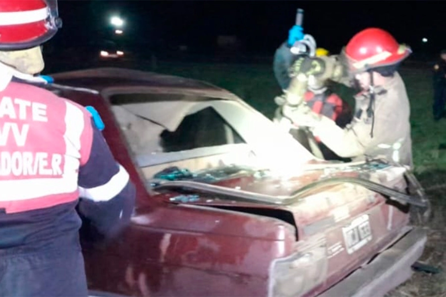 Bomberos Voluntarios rescataron al conductor atrapado.