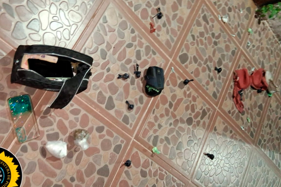 Se encontr&oacute; m&aacute;s de un centenar de envoltorios de coca&iacute;na y marihuana.