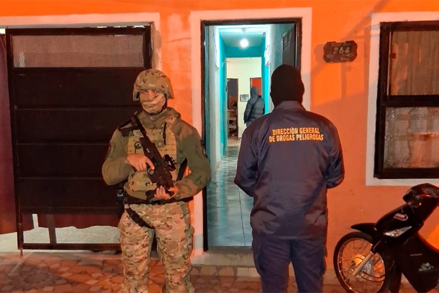 Cuatro personas fueron detenidas durante el allanamiento.