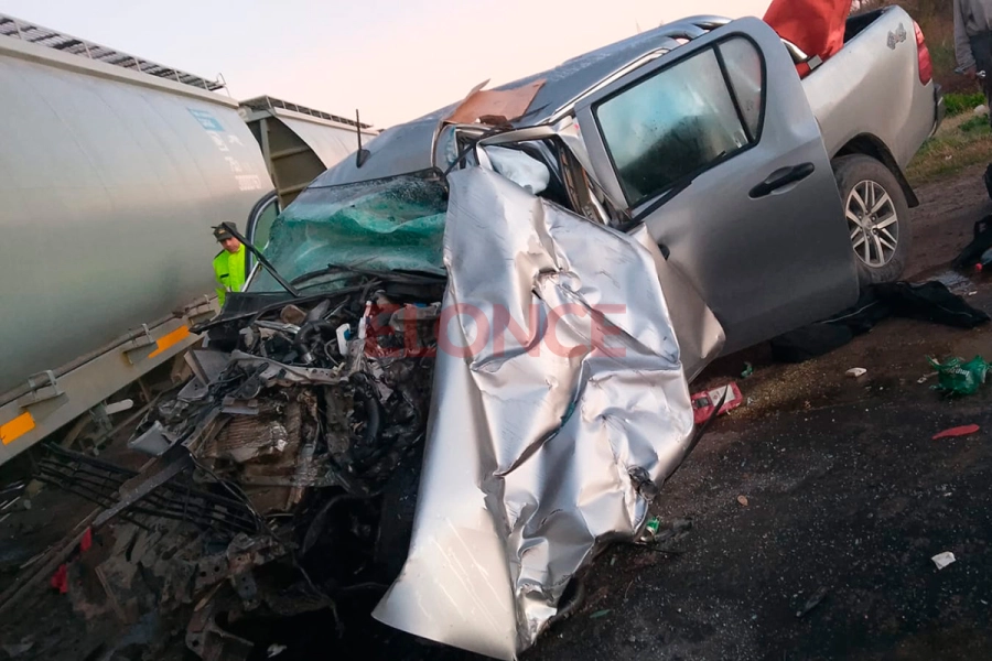 Tragedia vial en el sur de Entre Ríos (foto Bomberos Voluntarios de Ceibas)