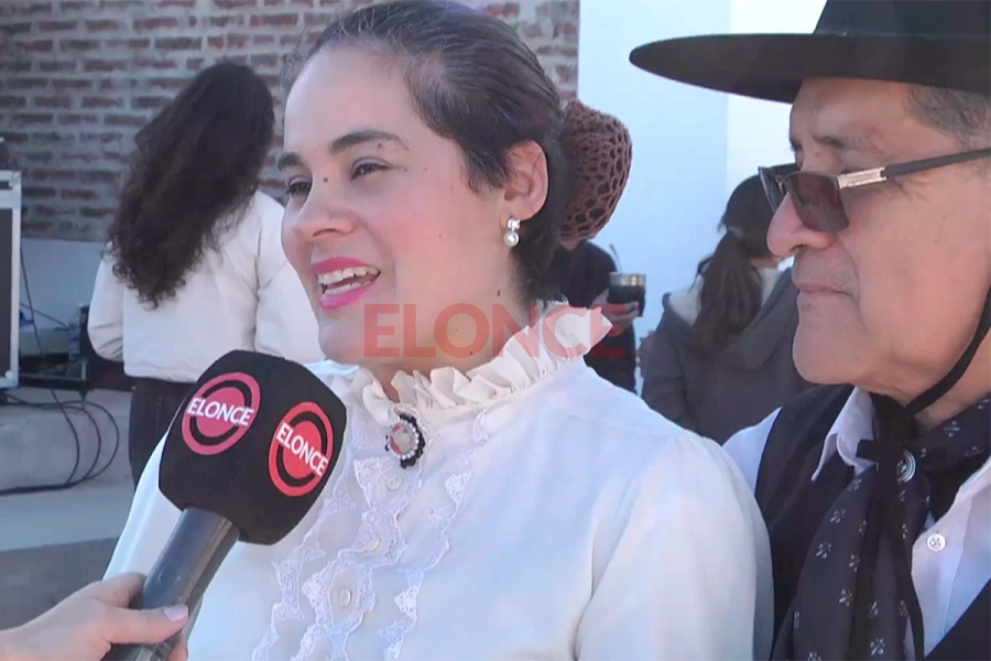 La profesora y un integrante de Angir&uacute;. Foto: Elonce.