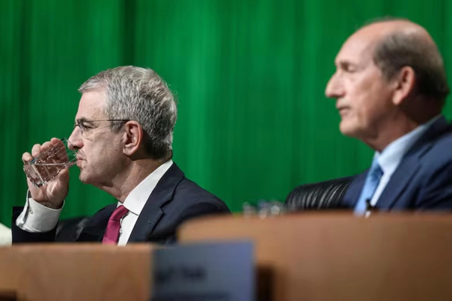 El director ejecutivo de Nestl&eacute;, Laurent Freixe (izq.), bebe agua mientras el presidente Paul Bulcke (der.) habla durante la junta general de accionistas del gigante suizo de la alimentaci&oacute;n Nestl&eacute; en Ecublens, cerca de Lausana, el 16 de abril de 2025. Foto: AFP