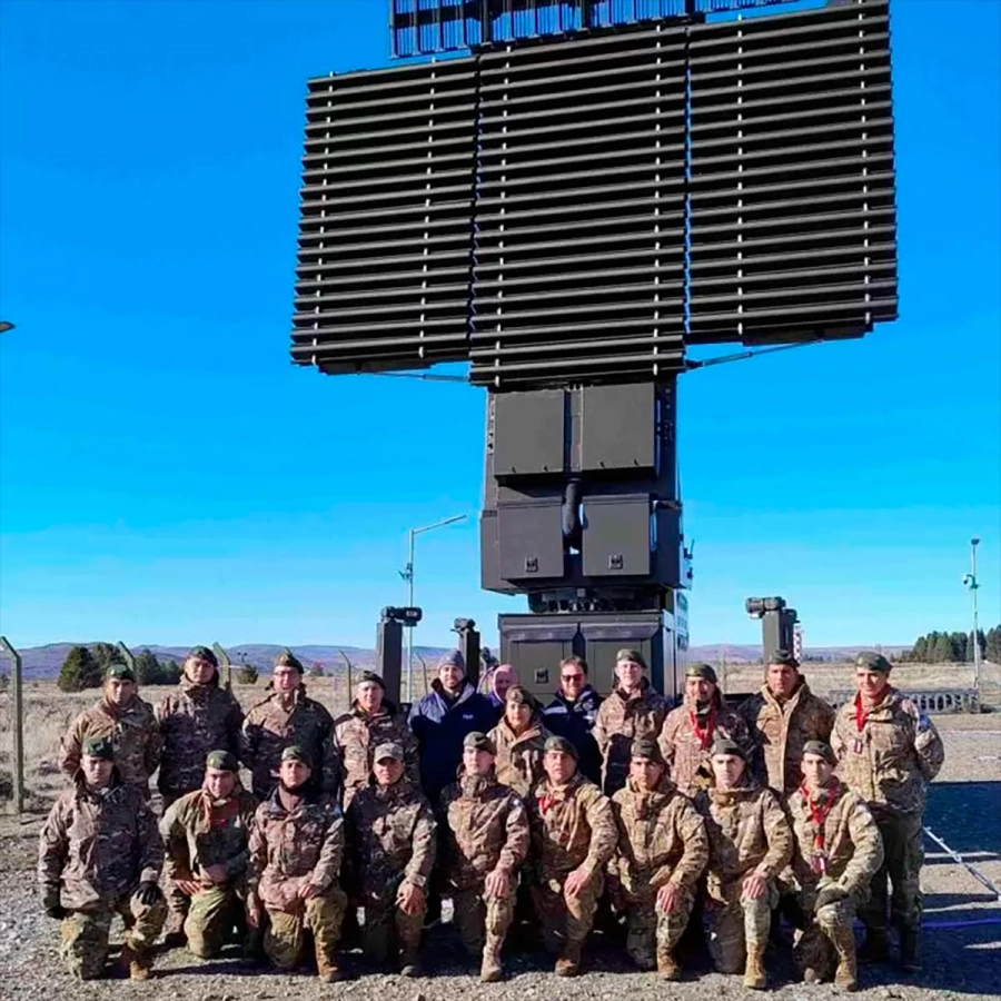 El radar RPA-200M producido por INVAP, junto a efectivos del Ejército.