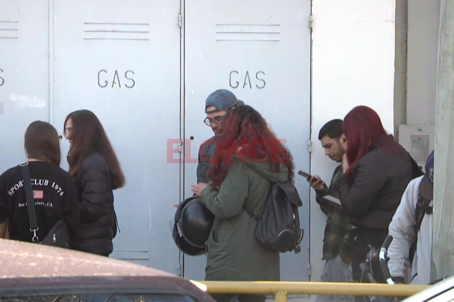 Largas filas de j&oacute;venes en Paran&aacute; para inscribirse al programa Fomentar Empleo- Elonce