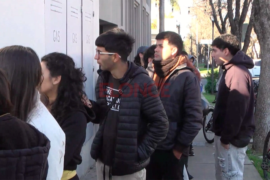 Largas filas de j&oacute;venes en Paran&aacute; para inscribirse al programa Fomentar Empleo- Elonce