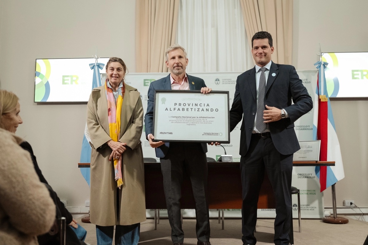 El gobernador Frigerio recibió un reconocimiento por el Compromiso Alfabetizador