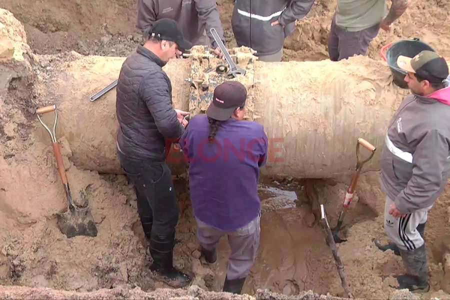 Obra en la red de agua potable en Paran&aacute; (foto Elonce)