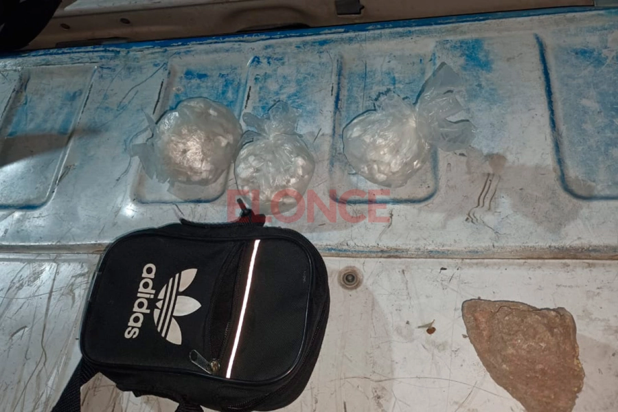Hallaron 235 envoltorios con coca&iacute;na en El Volcadero (foto Elonce)