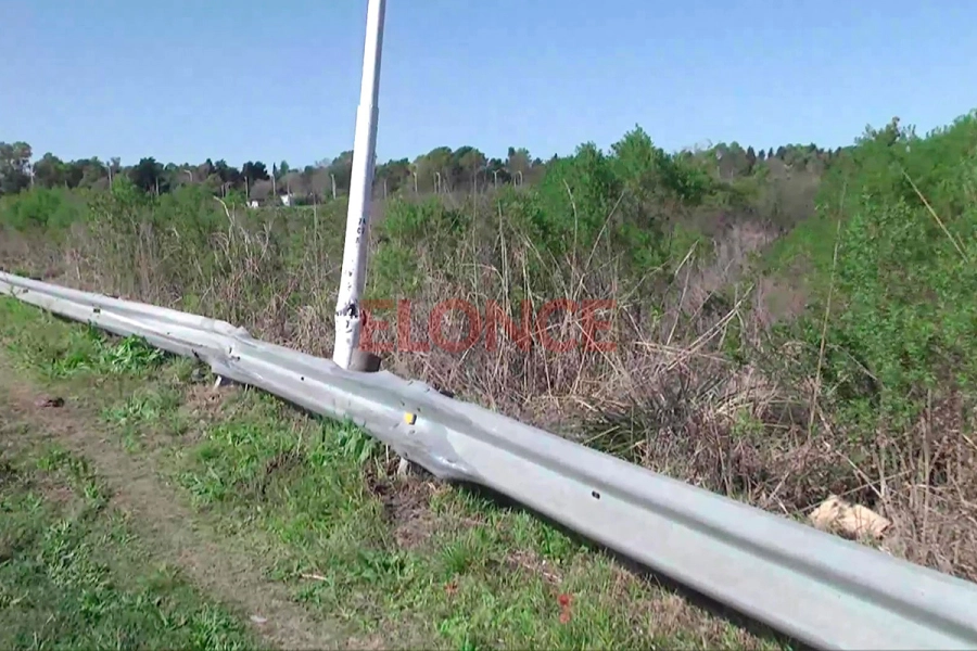 El impacto en el guardarra&iacute;l sobre Ruta 168 (foto Elonce)