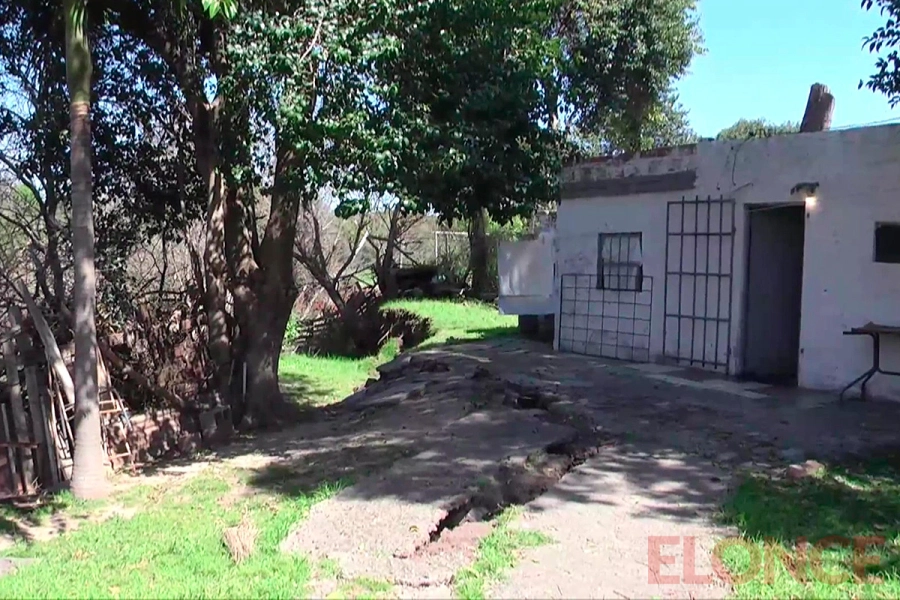 Deslizamientos en calle 25 de Junio al final (foto Elonce)