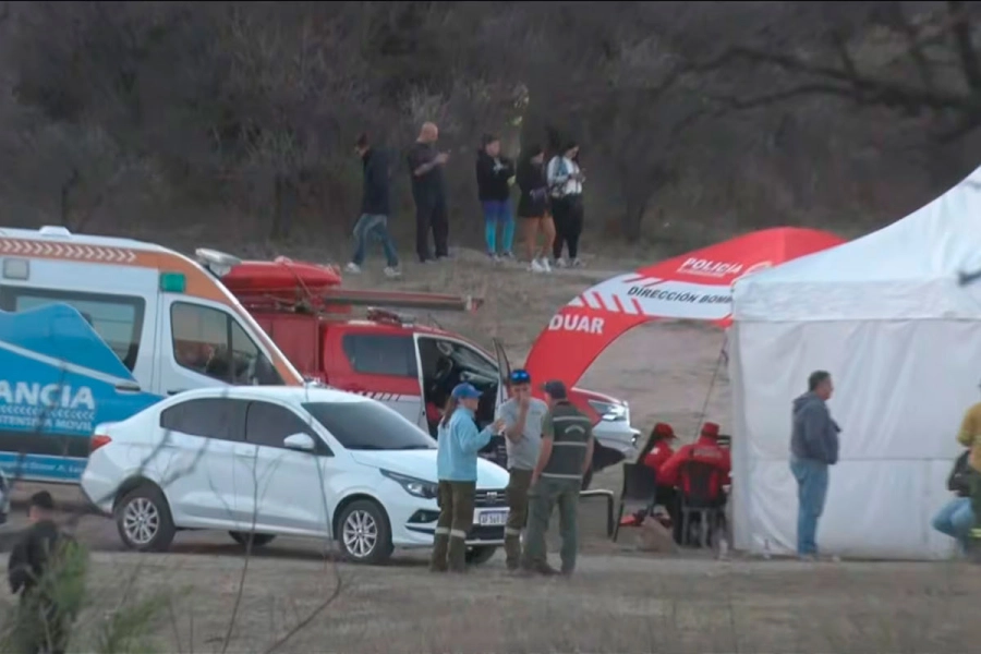 Las autoridades trabajando en la zona donde se encontraron los cuerpos. (Foto: captura TN).