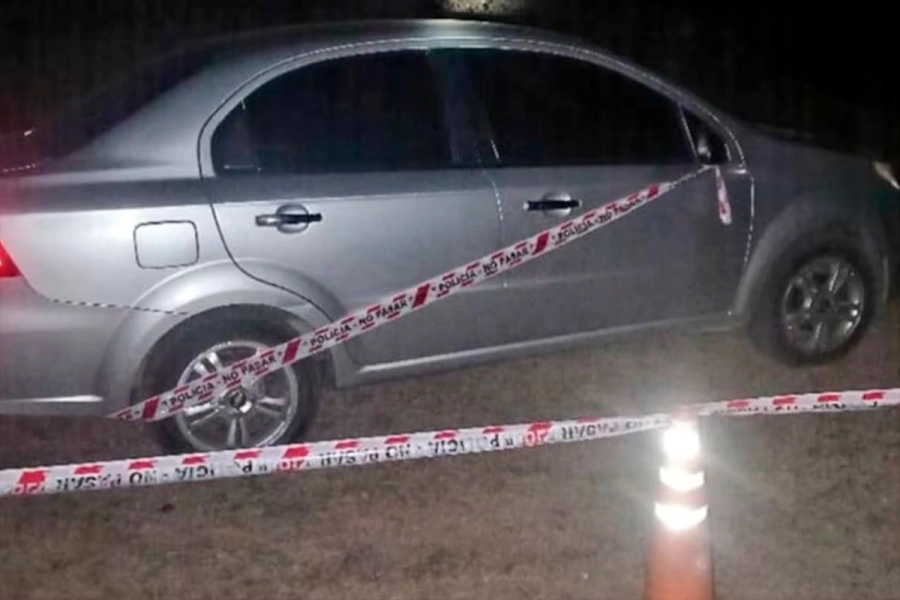 El auto estaba junto al dique.