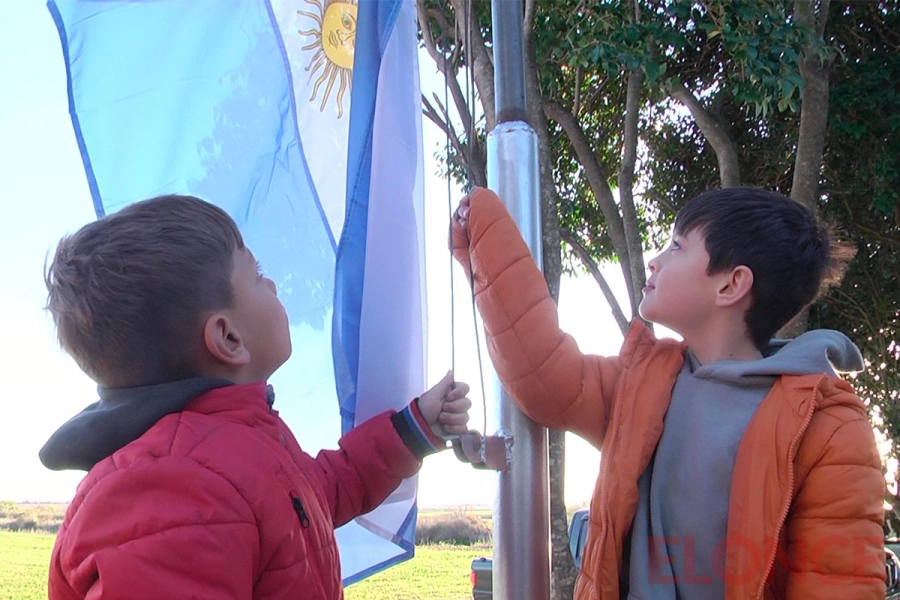 Docentes y alumnos izaron la bandera junto a Elonce.