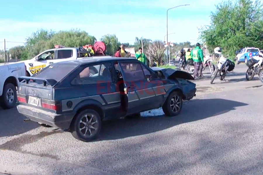 Camioneta volc&oacute; tras fuert&iacute;simo choque con un auto en Paran&aacute;