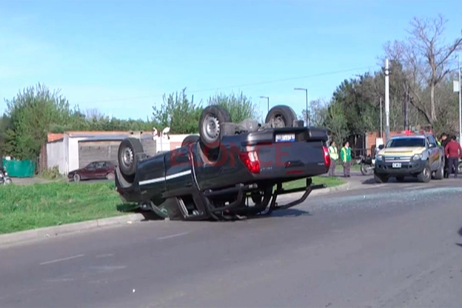 Camioneta volc&oacute; tras fuert&iacute;simo choque con un auto en Paran&aacute;