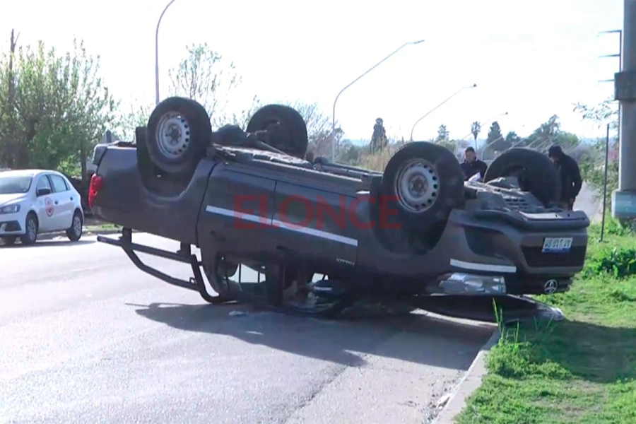 Camioneta volc&oacute; tras fuert&iacute;simo choque con un auto en Paran&aacute;