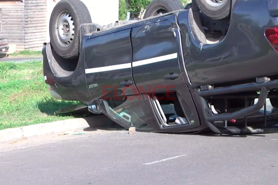 Camioneta volc&oacute; tras fuert&iacute;simo choque con un auto en Paran&aacute;