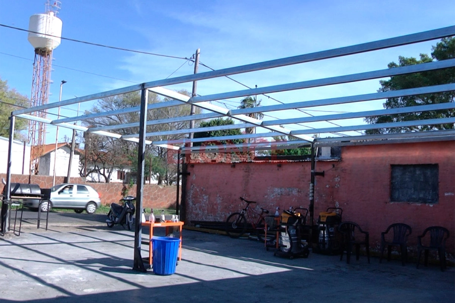 Vecinos ayudaron a levantar el lavadero que colaps&oacute; por la lluvia en Paran&aacute;