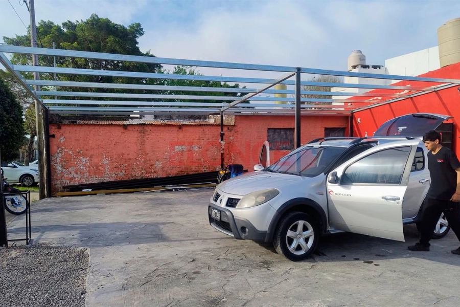 Vecinos ayudaron a levantar el lavadero que colaps&oacute; por la lluvia en Paran&aacute;
