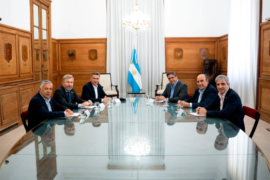 Primer encuentro de la Mesa Pol&iacute;tica Federal.El jefe de Gabinete, Guillermo Francos, y el ministro de Econom&iacute;a, Luis Caputo; junto a los gobernadores Leandro Zdero (Chaco), Alfredo Cornejo (Mendoza) y Rogelio Frigerio (Entre R&iacute;os).