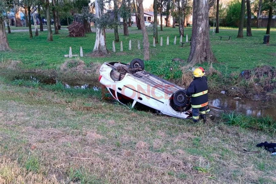 Despiste y vuelco en Cerrito (foto Comisar&iacute;a de Cerrito)