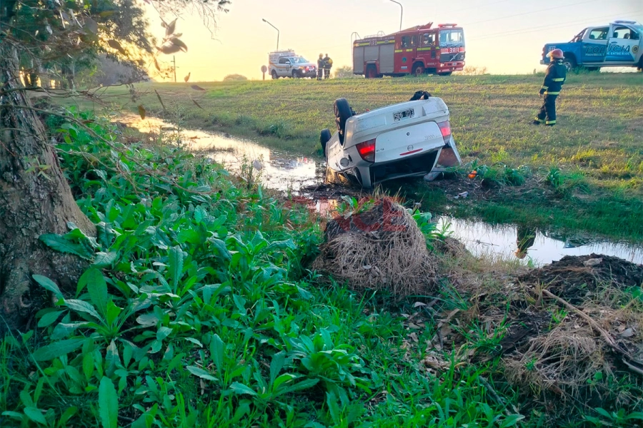 Despiste y vuelco en Cerrito (foto Comisar&iacute;a de Cerrito)