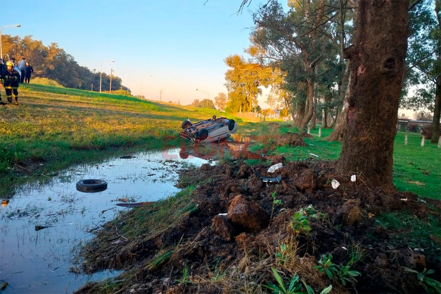Despiste y vuelco en Cerrito (foto Comisar&iacute;a de Cerrito)