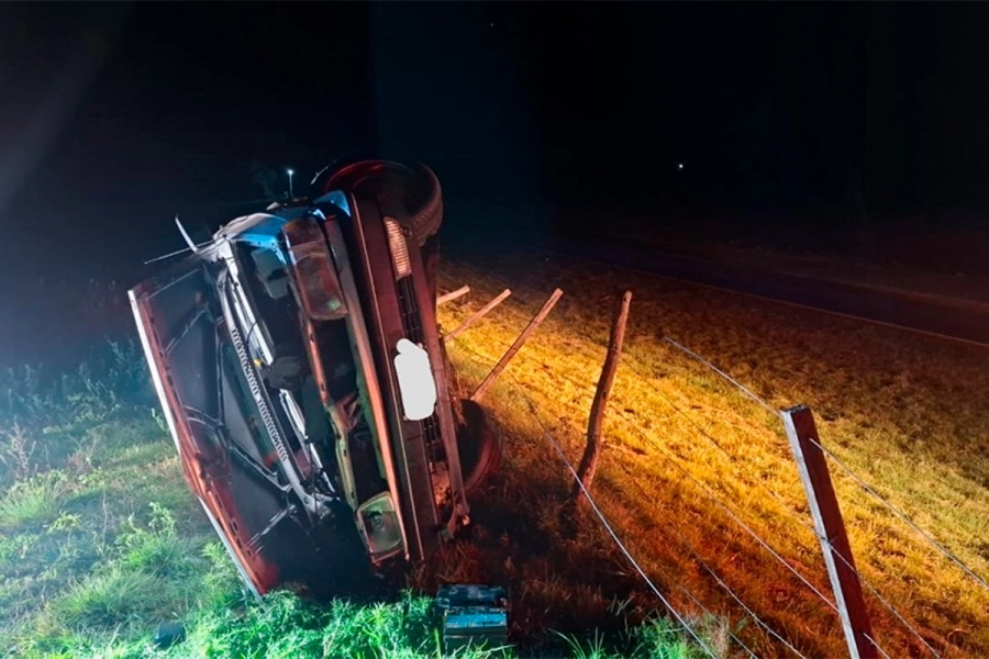 Vuelco sobre Ruta 12, en el acceso a Aranguren (foto Desde Entre Rios)