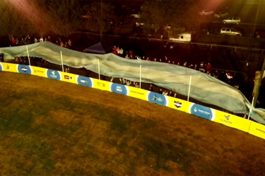 Se pudo ver la bandera que llevaron desde Paran&aacute; que mide m&aacute;s de 100 metros.