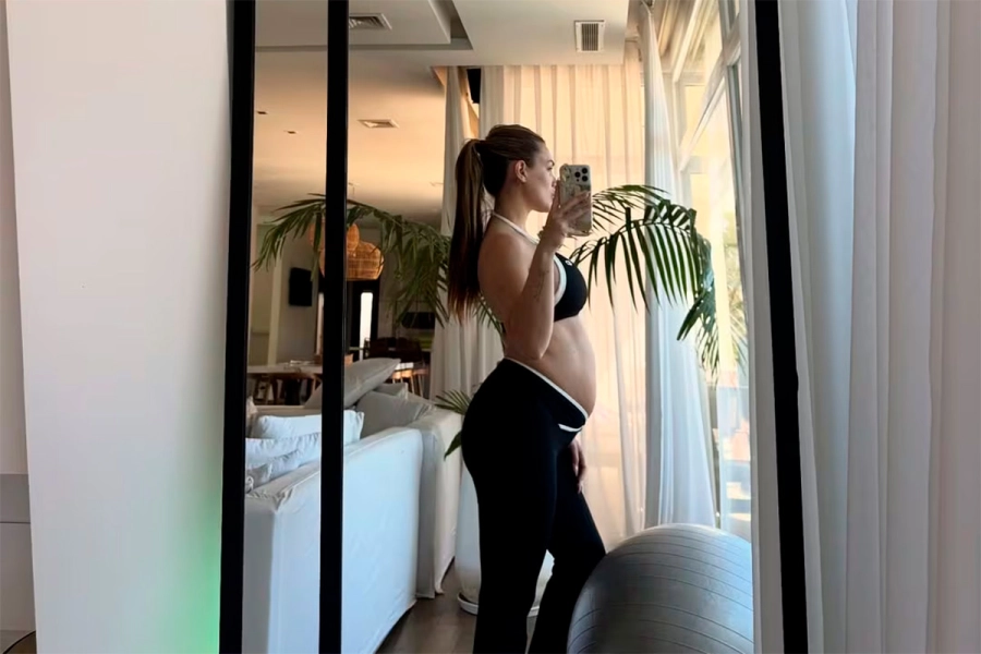 Cami Homs mostr&oacute; su pancita de embarazada frente al espejo con un look deportivo