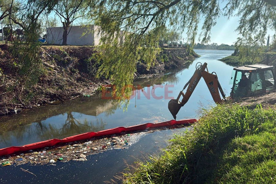 Municipio retir&oacute; residuos del arroyo Antoñico con la nueva barrera flotante