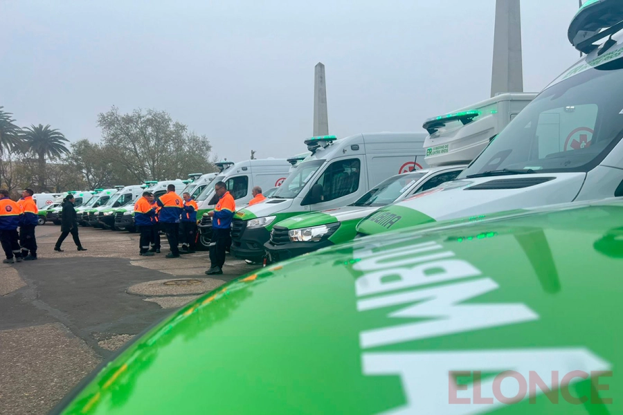 Entrega de ambulancias en Gualeguaych&uacute; (foto gentileza R2820)