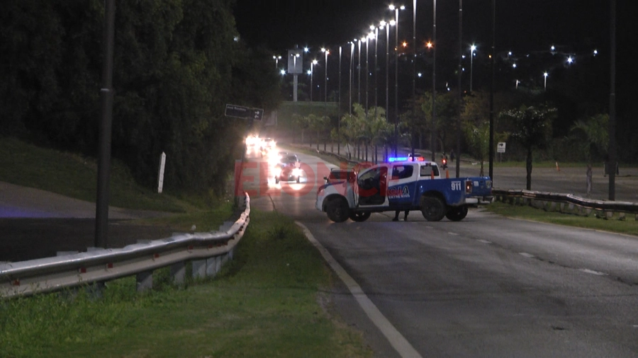 El tr&aacute;nsito estuvo cortado por algunos minutos. Foto: Elonce.