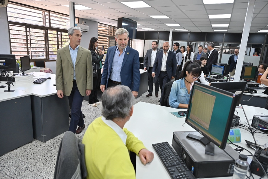 Frigerio recorri&oacute; oficinas de OSER (foto Gobierno de Entre R&iacute;os)