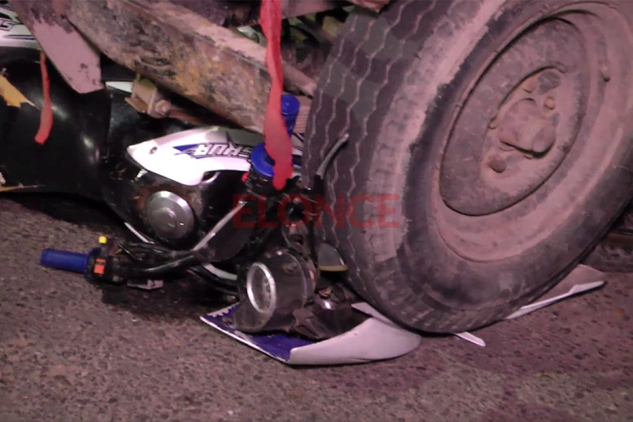 Así qued&oacute; la moto tras el choque. Foto: Elonce.