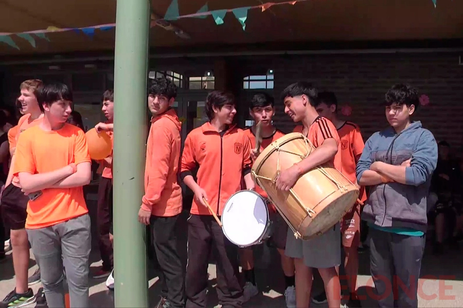Estudiantina en la T&eacute;cnica N&ordm;21 de Paran&aacute; (foto Elonce)