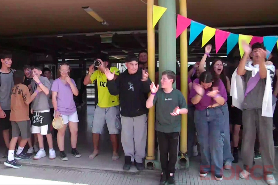 Estudiantina en la T&eacute;cnica N&ordm;21 de Paran&aacute; (foto Elonce)