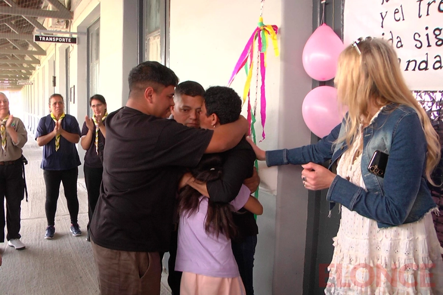 Gisela G&oacute;mez toc&oacute; las campanadas de esperanza (foto Elonce)